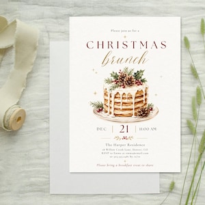 Op de afbeelding: Een witte uitnodigingskaart voor een kerstbrunch met een aquarelillustratie van een gestapelde pannenkoekentoren met wit glazuur, dennenappels en hulst. De tekst luidt: Please join us for a CHRISTMAS brunch, DEC 21 11:00 AM, The Harper Residence.
