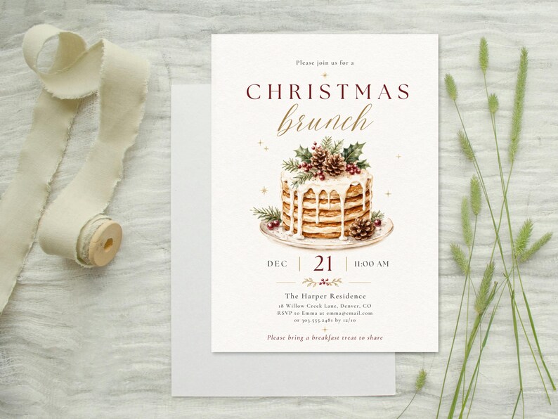 Op de afbeelding: Een witte uitnodigingskaart voor een kerstbrunch met een aquarelillustratie van een gestapelde pannenkoekentoren met wit glazuur, dennenappels en hulst. De tekst luidt: Please join us for a CHRISTMAS brunch, DEC 21 11:00 AM, The Harper Residence.