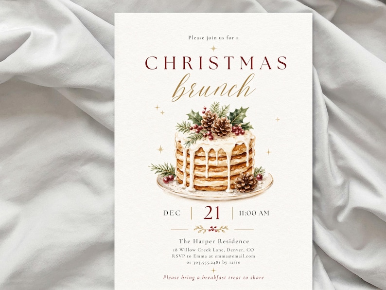 Op de afbeelding: Een uitnodigingskaart voor een kerstbrunch met een aquarelillustratie van een stapel pannenkoeken met wit glazuur, dennenappels en hulst. De tekst luidt: Please join us for a CHRISTMAS brunch, DEC 21, 11:00 AM, The Harper Residence.
