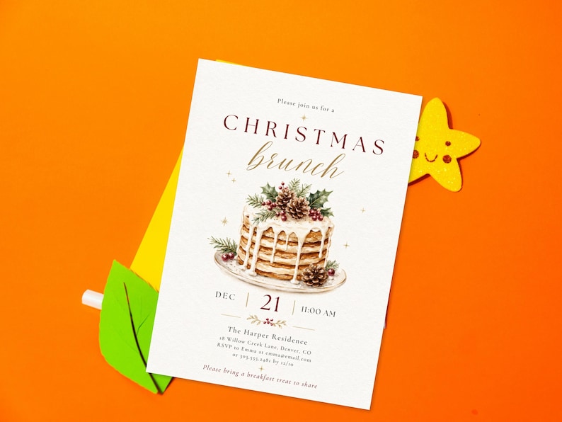 Op de afbeelding: Een witte rechthoekige uitnodigingskaart voor een kerstbrunch met een aquarelillustratie van een stapel pannenkoeken gegarneerd met hulst en dennenappels. De tekst luidt: Please join us for a CHRISTMAS brunch, DEC 21, 11:00 AM, The Harper Residence.