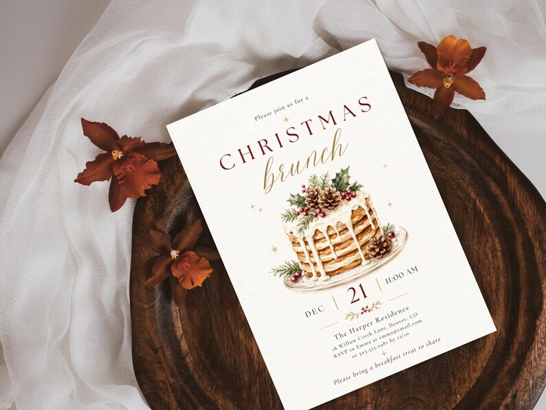 Op de afbeelding: Een rechthoekige uitnodigingskaart voor een kerstbrunch met een aquarelillustratie van een stapel pannenkoeken gegarneerd met dennenappels en hulst. De tekst luidt: Please join us for a CHRISTMAS brunch, DEC 21, 11:00 AM, The Harper Residence.