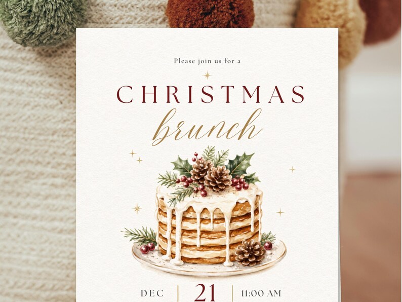 Op de afbeelding: Een rechthoekige uitnodigingskaart met de tekst Please join us for a CHRISTMAS brunch. Het ontwerp bevat een aquarelillustratie van een stapel pannenkoeken met wit glazuur, dennenappels, hulstbladeren en bessen. De datum DEC 21 en 11:00 AM staan onderaan gedrukt.