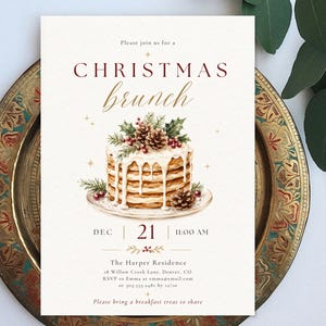 Op de afbeelding: Een rechthoekige uitnodigingskaart voor een kerstbrunch met een aquarelillustratie van een stapel pannenkoeken gegarneerd met dennenappels en hulst. De tekst luidt: Please join us for a CHRISTMAS brunch, DEC 21 11:00 AM, The Harper Residence, 18 Willow Creek Lane, Denver, CO.