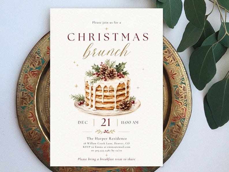 Op de afbeelding: Een rechthoekige uitnodigingskaart voor een kerstbrunch met een aquarelillustratie van een stapel pannenkoeken gegarneerd met dennenappels en hulst. De tekst luidt: Please join us for a CHRISTMAS brunch, DEC 21 11:00 AM, The Harper Residence, 18 Willow Creek Lane, Denver, CO.