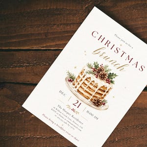 Op de afbeelding: Een witte uitnodigingskaart voor een kerstbrunch met een aquarelillustratie van een stapel pannenkoeken gegarneerd met dennentakken, bessen en dennenappels. De tekst luidt: Please join us for a CHRISTMAS brunch, DEC 21, 11:00 AM.