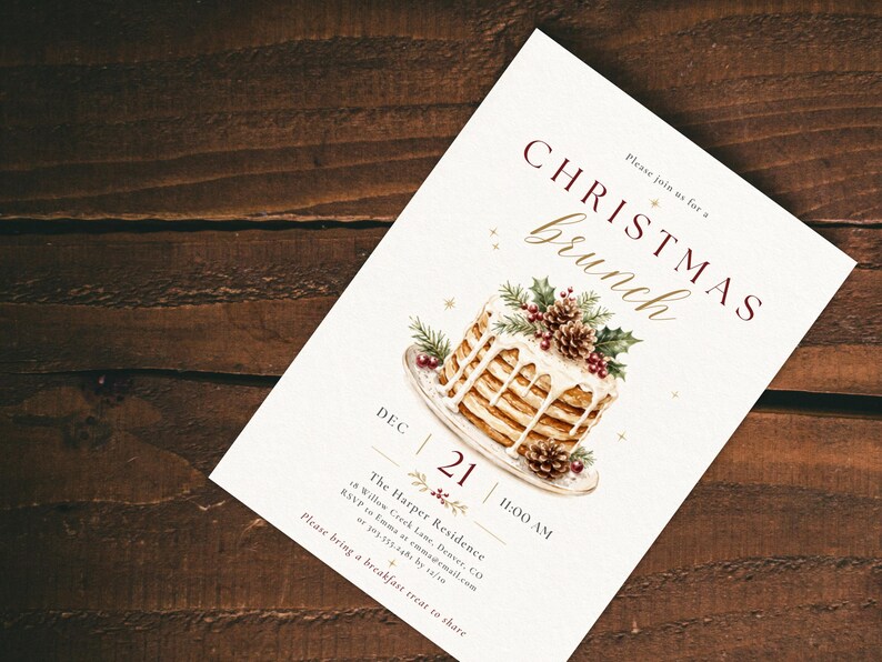 Op de afbeelding: Een witte uitnodigingskaart voor een kerstbrunch met een aquarelillustratie van een stapel pannenkoeken gegarneerd met dennentakken, bessen en dennenappels. De tekst luidt: Please join us for a CHRISTMAS brunch, DEC 21, 11:00 AM.