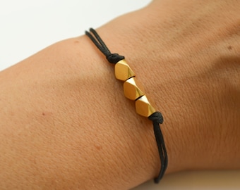 Pulsera de pepitas de oro mate: cordón negro con dije geométrico