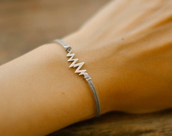 Bracelet battement de coeur, bracelet à breloques impulsion en argent, bracelet battement de coeur, amour, ficelle grise, pour elle, bijoux minimalistes, cadeau pour petite amie