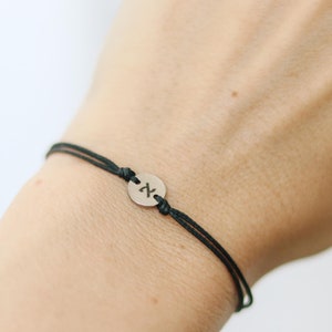 Pulsera con inicial, pulsera personalizada, dije de círculo redondo grabado en plata, letra de hilo negro, hebreo, regalo personalizado para mujer, esposa, hermana