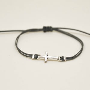 Moederdagcadeau, kruisarmband, dames, zilveren kruisbedel, cadeau voor moeder, christelijk-katholieke sieraden, grijs, verstelbare schuifknoop