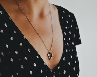 Umgekehrtes Dreieck Halskette für Frauen versilbert Anhänger, Edelstahl Kette