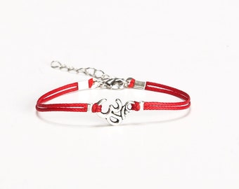 Bracelet OM, bracelet femme, breloque Om en argent, symbole hindou, cordon rouge, cadeau pour elle, bracelet de yoga, bracelet à breloques, bijoux chakra, Sanskrit
