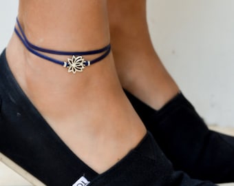 Lotus fotlänk: Blått snörearmband med silverlotusberlock