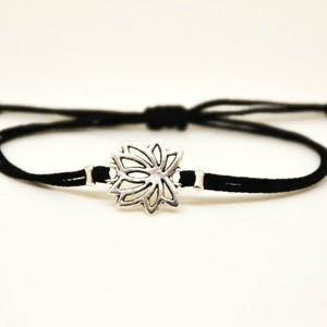 Lotus Bettelarmband: Silberfarbene Blume mit Schwarzer Baumwollkordel
