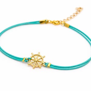 Bracelet de cheville à breloques roue de bateau plaqué or : cadeau de bijoux de plage nautique personnalisé pour elle, cordon en coton personnalisé