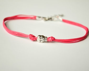 Bracelet tête de mort rose, bracelet cordon délicat avec une breloque tête de mort argentée, bracelet rose, cadeau pour elle, squelette, bijoux de plage, minimaliste