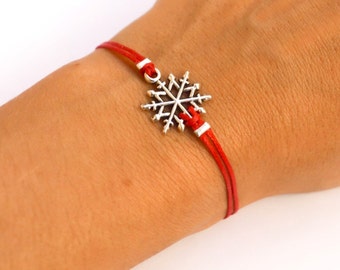 Cadeau Saint Valentin, bracelet flocon de neige, bracelet femme, breloque flocon de neige argenté, bracelet à breloques, cordon rouge, cadeau pour elle, échange de cadeaux, délicat