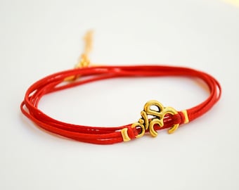 Bracelet OM, bracelet enveloppé, ton or Charme Om, Symbole hindou, bracelet ohm rouge, cadeau pour elle, bracelet de yoga, chance, bijoux spirituels ohm