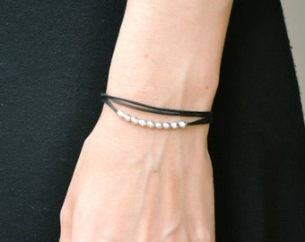 Bracelet d’emballage, bracelet de perles d’argent, bracelet noir, perles de pépites d’argent, bracelet géométrique délicat enveloppé, bijoux minimalistes, cadeau