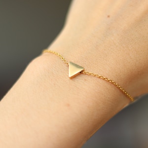 Triangelarmband för kvinnor med guldfärgad triangelpärla i rostfritt stål, tunn kedja, minimalistiska smycken, present till henne