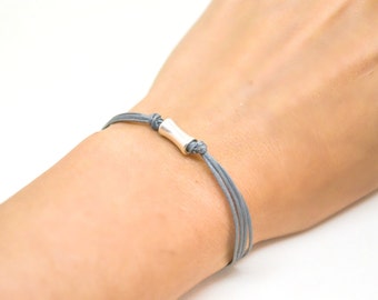 Bracelet tube argenté, bracelet cordon gris avec un tube de perles courtes argenté, cordon gris. bracelet pile, bijoux minimalistes, cadeau pour elle