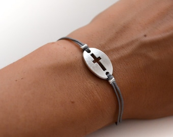 Zilveren kruisarmband: grijs katoenen koord, christelijke sieraden