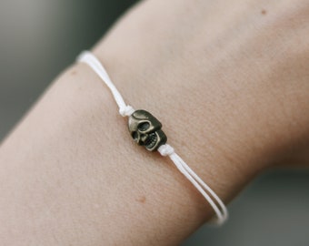 Bracelet tête de mort, bracelet à cordes beige avec perle de charme tête de mort en bronze, bracelet goth, cadeau pour elle, bijoux minimalistes de bracelet réglable