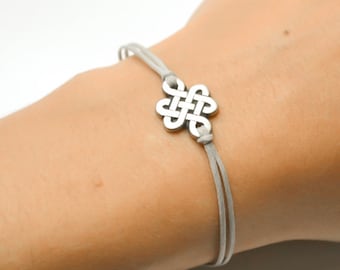 Bracelet infini, bracelet cordon gris avec un charme de noeud sans fin argenté, bracelet de yoga, noeud celtique chinois tibétain, bracelet bouddhiste