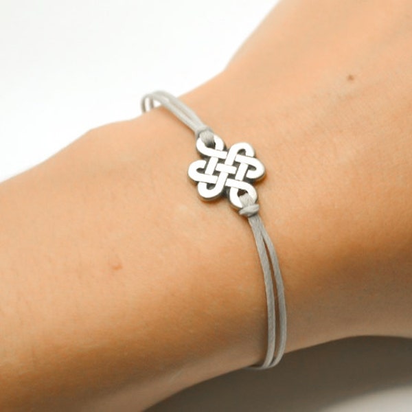 Bracelet infini, bracelet cordon gris avec un charme de noeud sans fin argenté, bracelet de yoga, noeud celtique chinois tibétain, bracelet bouddhiste