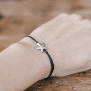 Zeesterarmband, zwarte koordarmband met een zilveren zeesterkraal, zomerstapelsieraden, strandarmband, kust, meisjescadeau voor haar