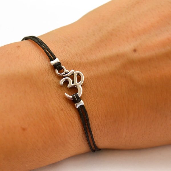 Om armband, verstelbare armband, zilveren toon Ohm charme, Hindoe mantra, zwart koord, cadeau voor haar, yoga armband, geluksbrenger, chakra sieraden