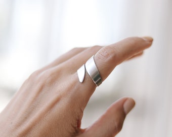 Bague enveloppée d’argent, bague réglable, bague d’emballage, bijoux minimalistes, bague empilable torsadée, fille, cadeau d’anniversaire pour elle, cadeau de petite amie