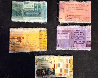 Könnte beinhalten: Fünf Stoffmuster mit Vintage-Ephemera-Collagen. Jedes rechteckige Stück zeigt eine einzigartige Kombination aus gealtertem Papier, Briefmarken und Text mit ausgefransten Kanten. Farben sind Blau, Rosa, Gelb und Lila, was eine nostalgische Ästhetik erzeugt.