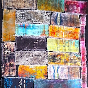 Tim Holtz abandonou tiras curtas de tecido rasgadas à mão