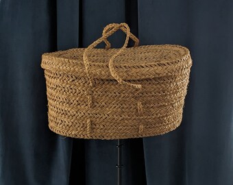 Vintage 1940s c Large Oval Woven Straw Lidded Basket/Picnic basket