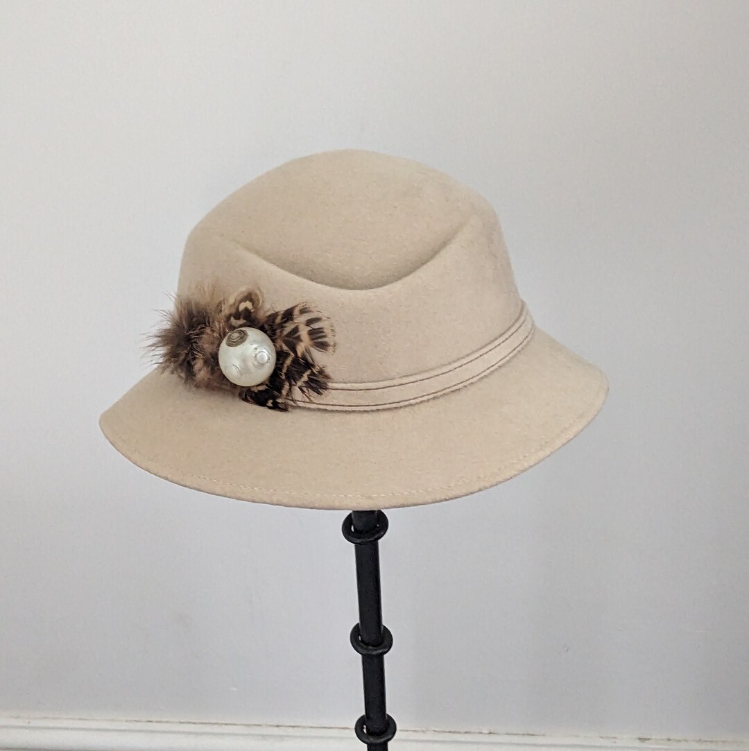 Vintage 40s Style Cream Felt Hat With Feathers and Hat Pin Etsy UK