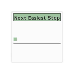以下が含まれることがあります： 上部に黒いテキストでNext Easiest Stepと書かれた薄緑色の長方形のヘッダーがある白い正方形のカード。ヘッダーの下には、白い背景の上に引かれた細い黒い水平線の左側に、小さな薄緑色の正方形が配置されています。
