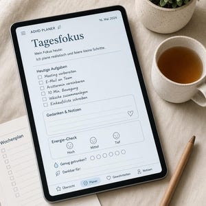 Könnte beinhalten: Ein digitales Tablet mit einem ADHS-Planer, der die Überschrift Tagesfokus, eine Aufgabenliste, einen Energie-Check und einen Wassertracker zeigt. Daneben liegen ein Holzstift, eine Keramiktasse mit Tee und ein wöchentlicher Papierplaner.