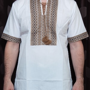 ¡PRECIO DE VENTA REBAJADO! Camisa bordada ucraniana para hombre. Talla M Vyshyvanka, bordado tradicional ucraniano. Ropa de Ucrania. Camisas folklóricas