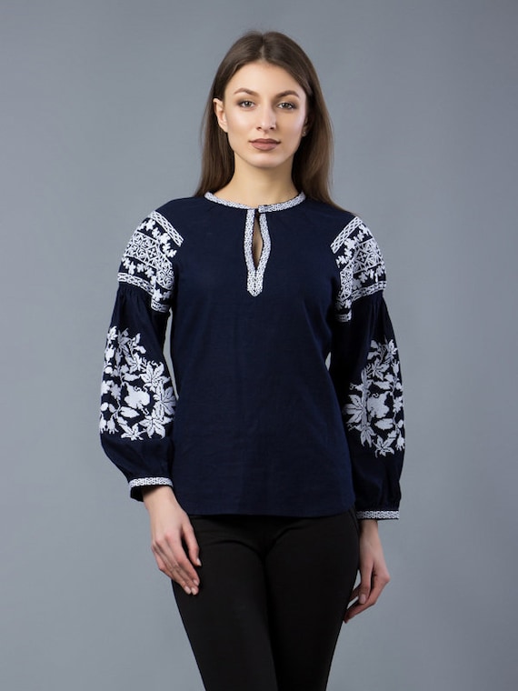 黒と白のシャツ ヴィシヴァンカ。伝統的なウクライナの女性のブラウス  