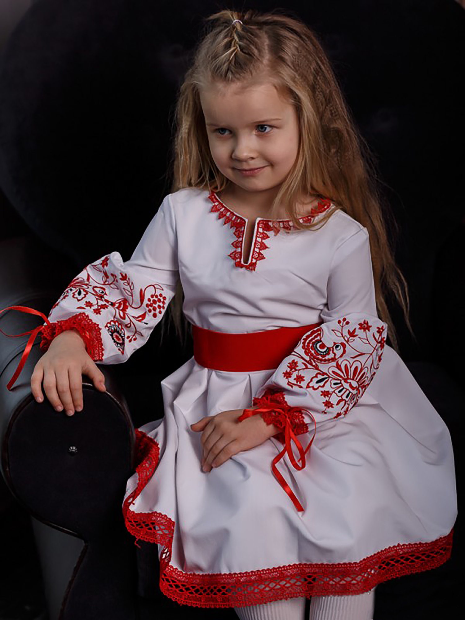ウクライナの子供服の刺繍。ヴィシヴァンカのエスニックドレス ウクライナの子供服の刺繍。ヴィシヴァンカのエスニックドレス