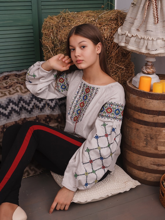 ヴィシヴァンカ。ウクライナ刺繍入りレディースブラウス エスニック