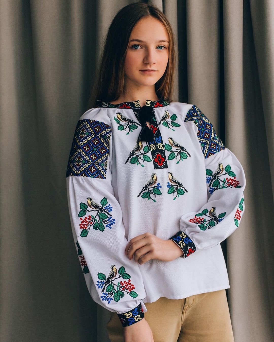 女性ヴィシヴァンカ。ウクライナ刺繍入りレディースブラウスエスニック