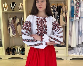 女性用ヴィシヴァンカ。ウクライナの伝統的な刺繍が施された女性用