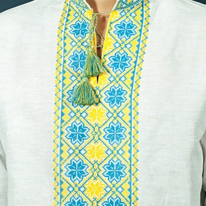 Vyshyvanka ucraniana. Camisa tradicional ucraniana bordada para hombres. Bordados azules y amarillos ウクライナ刺繍. Puntada de bordado sobre lino