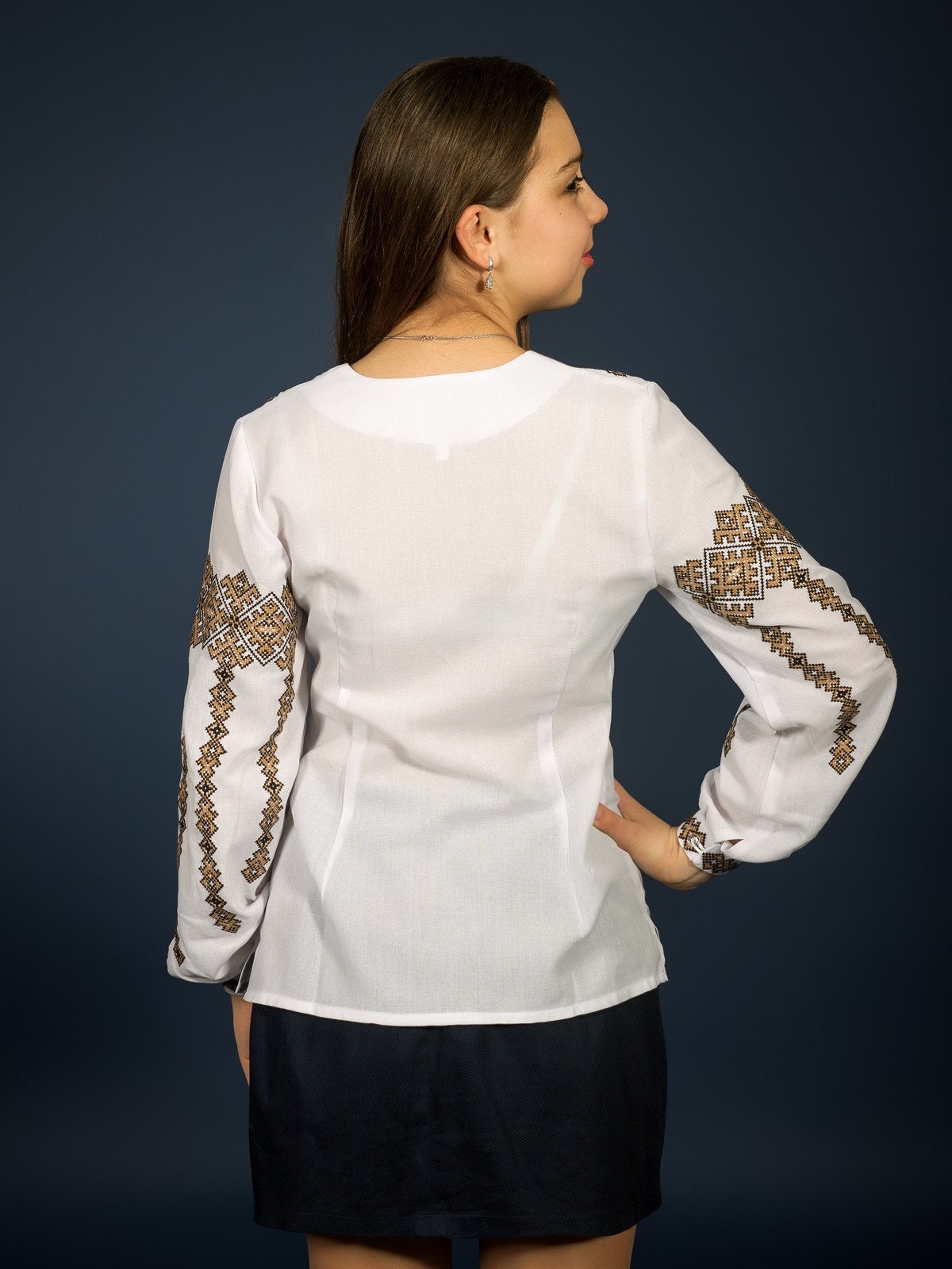 Handgemaakte blouse voor dames Het materiaal is zeer aangenaam voor het lichaam. Onyx stof Kleding Meisjeskleding Tops & T-shirts Blouses Speciaal voor jou gemaakt handborduurwerk Vyshyvanka 