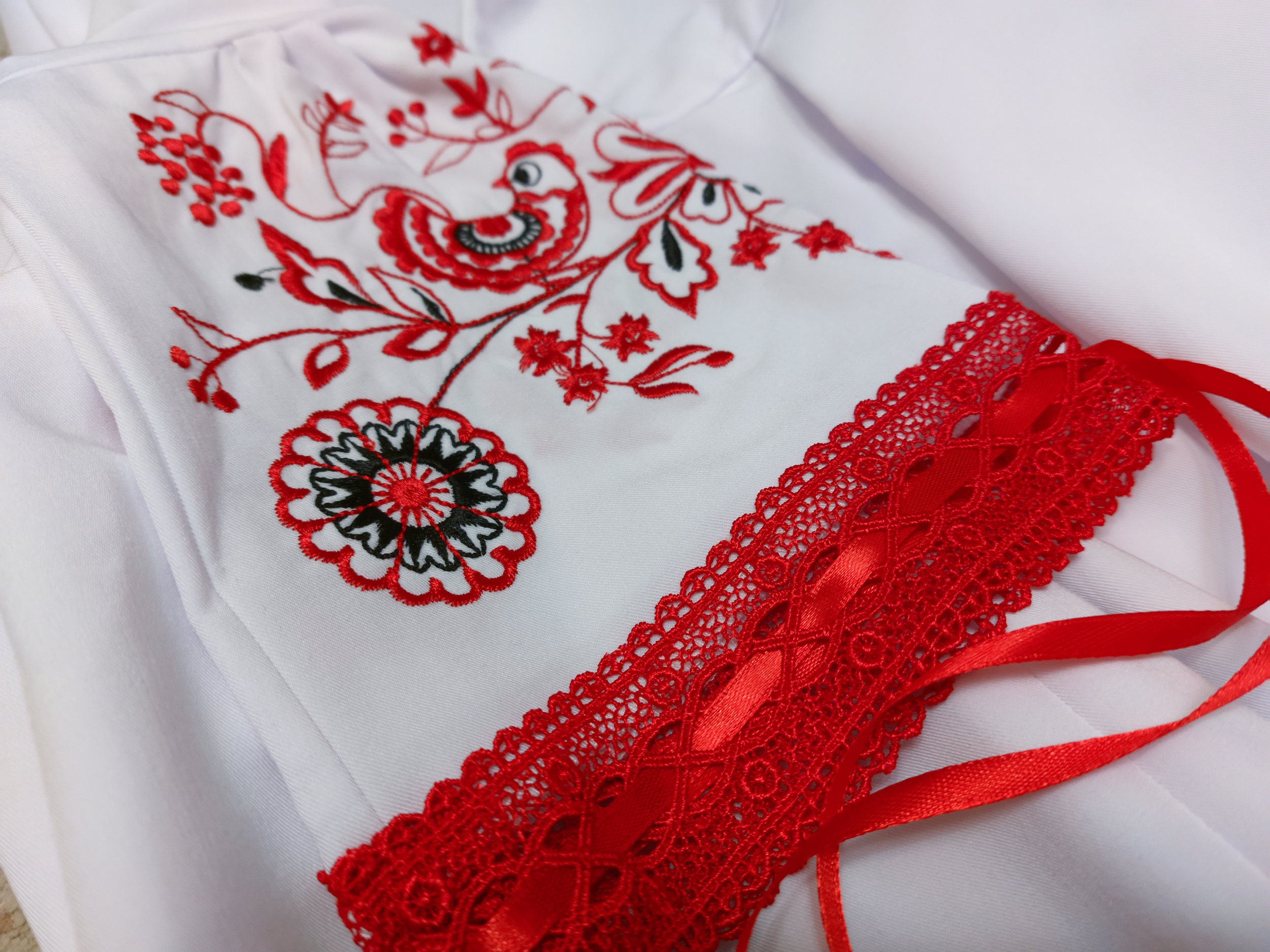 ウクライナの子供服の刺繍。ヴィシヴァンカのエスニックドレス ウクライナの子供服の刺繍。ヴィシヴァンカのエスニックドレス