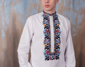 Ukrainsk broderad skjorta Ukrainska kläder Herr vyshyvanka. Broderisöm på linne. Etniska skjortor Traditionella kläder. Вшиванка