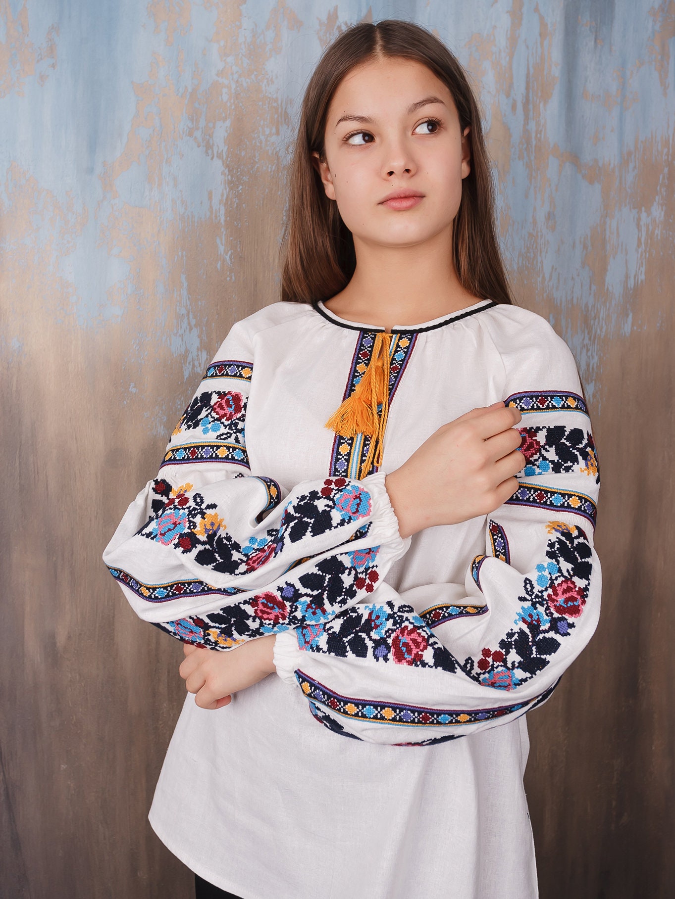 花柄の刺繍ブラウス。ヴィシヴァンカ。ウクライナ刺繍入りレディース