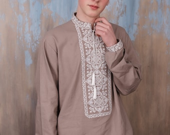 Ukrainsk broderad skjorta, ukrainska kläder. Ljusbrun vyshyvanka för män. Broderisöm. Etniska skjortor Traditionella kläder Вшиванка
